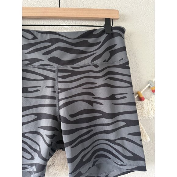 Zyia Active Zebra Printed High Rise Shorts Athletic Running Outdoor Gray XXL - Picture 3 of 7